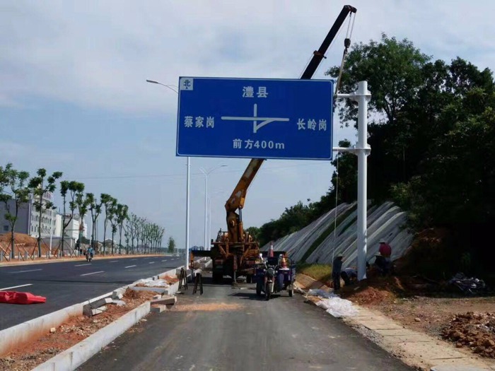 道路標(biāo)志桿